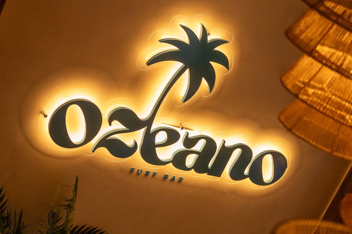 Letras corpóreas retroiluminadas para Ozeano Surf Bar