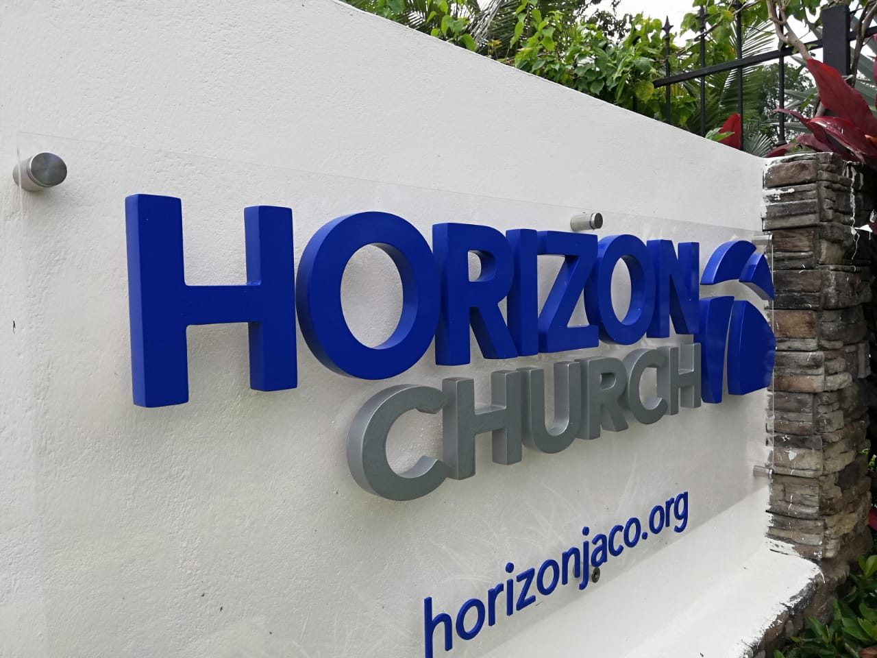 Placa de acrílico con letras corpóreas Horizon Church